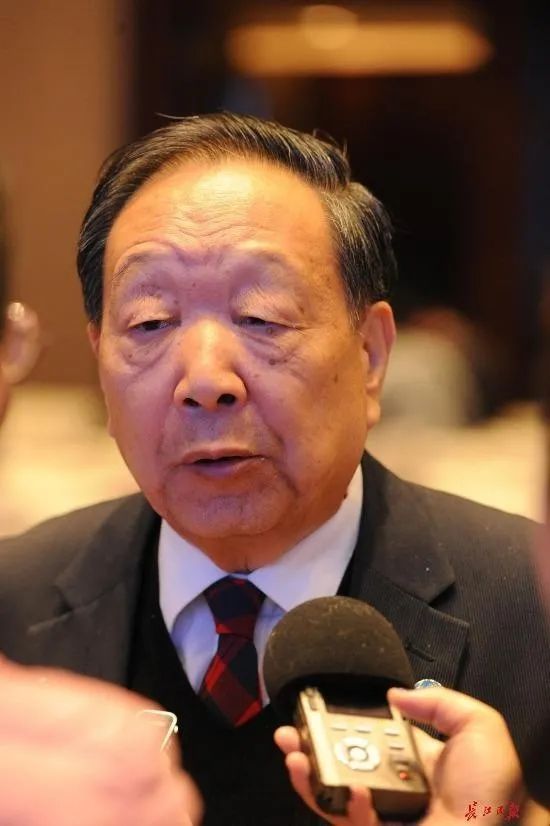 以技術創新為驅動，以信息網絡為基礎，提供數字轉型、智能升級、融合創新等服務的基礎設施體系，簡稱“新基建”。