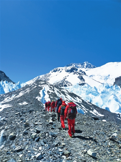 珠峰高程測量登山隊再次出發沖頂