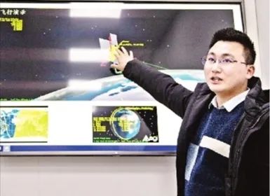 指導(dǎo)學(xué)生造衛(wèi)星的武大教授
