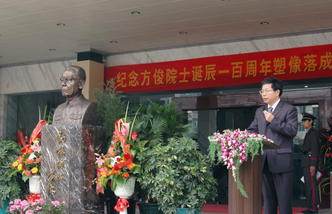 勤勉厚德，孜孜以求