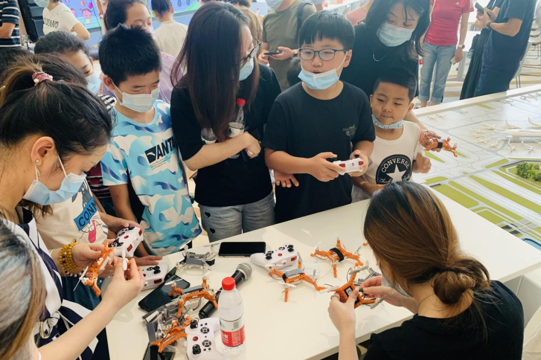 寧波市測繪與地理信息學會開展測繪法宣傳展覽暨無人機親子飛行活動